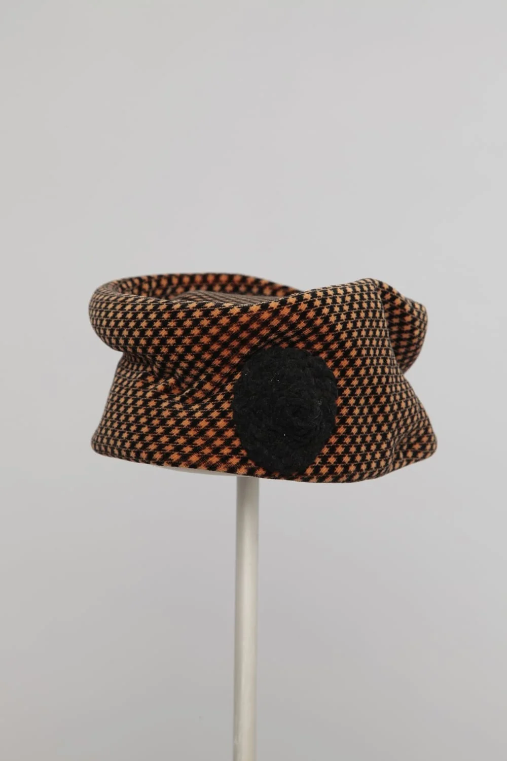 n1012_chapeau_velours_marron_noir_pic001