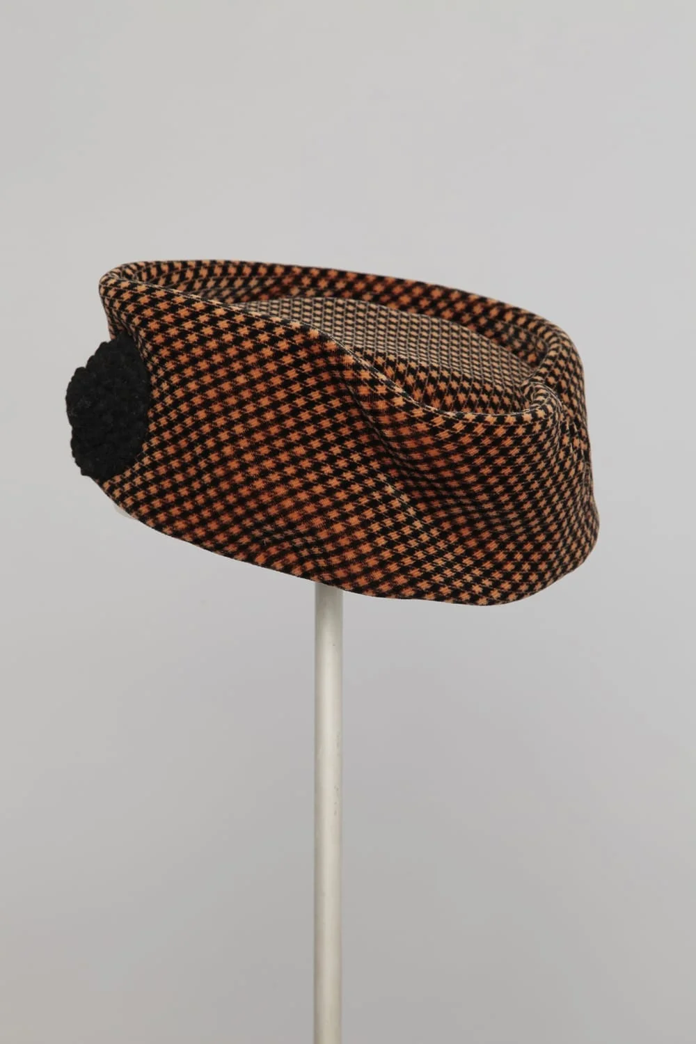 n1012_chapeau_velours_marron_noir_pic001