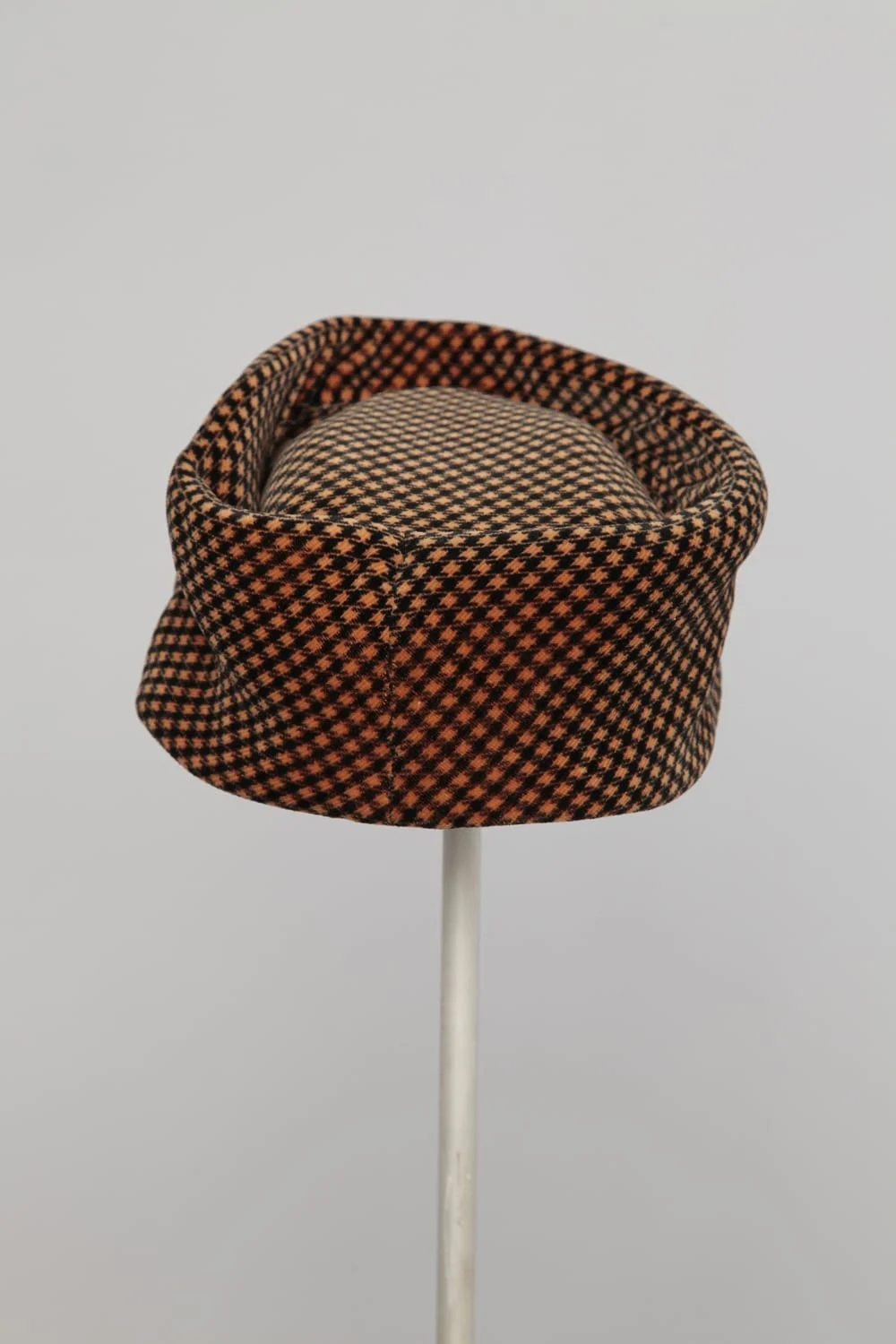 n1012_chapeau_velours_marron_noir_pic001