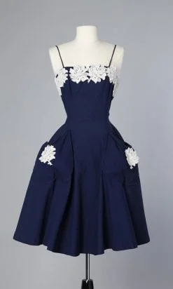 n102_robe_1950_en_coton_bleu_et_fleurs_en_dentelle_appliquees_pic006