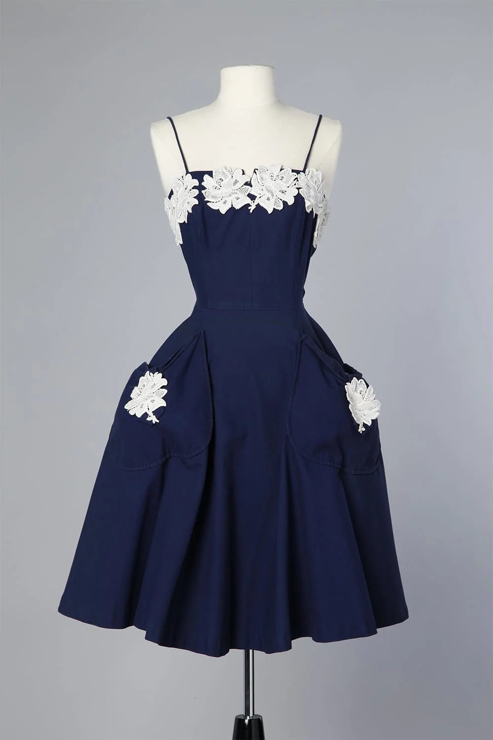 n102_robe_1950_en_coton_bleu_et_fleurs_en_dentelle_appliquees_pic006