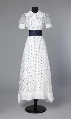 n10_robe_longue_organdi_blanc_pois_marine_taille36_taille38_pic002