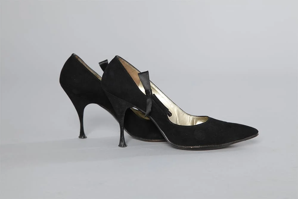 n161_chaussures_daim_noir_neoud_satin_j.miller_1950_1960_pic004