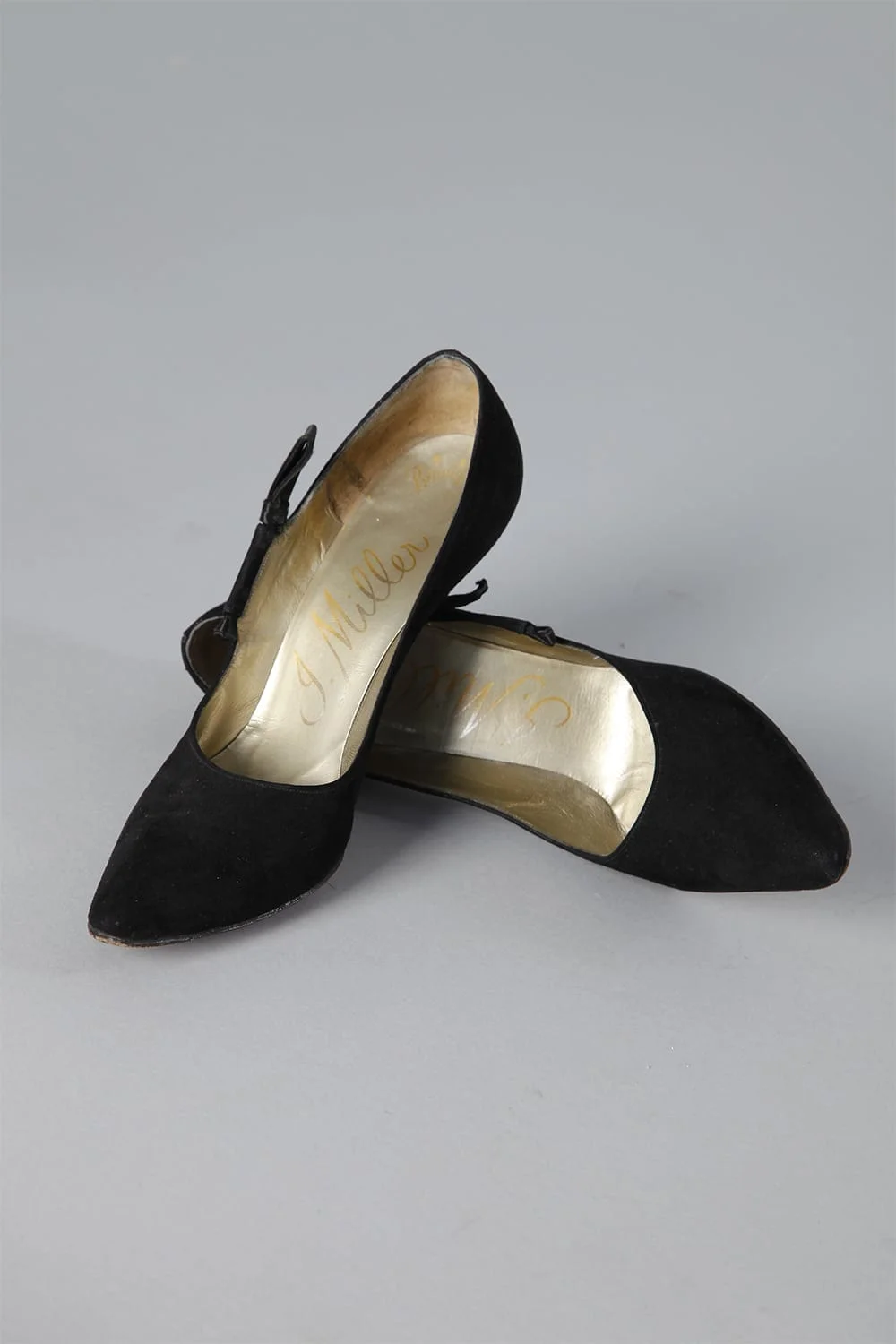 n161_chaussures_daim_noir_neoud_satin_j.miller_1950_1960_pic004