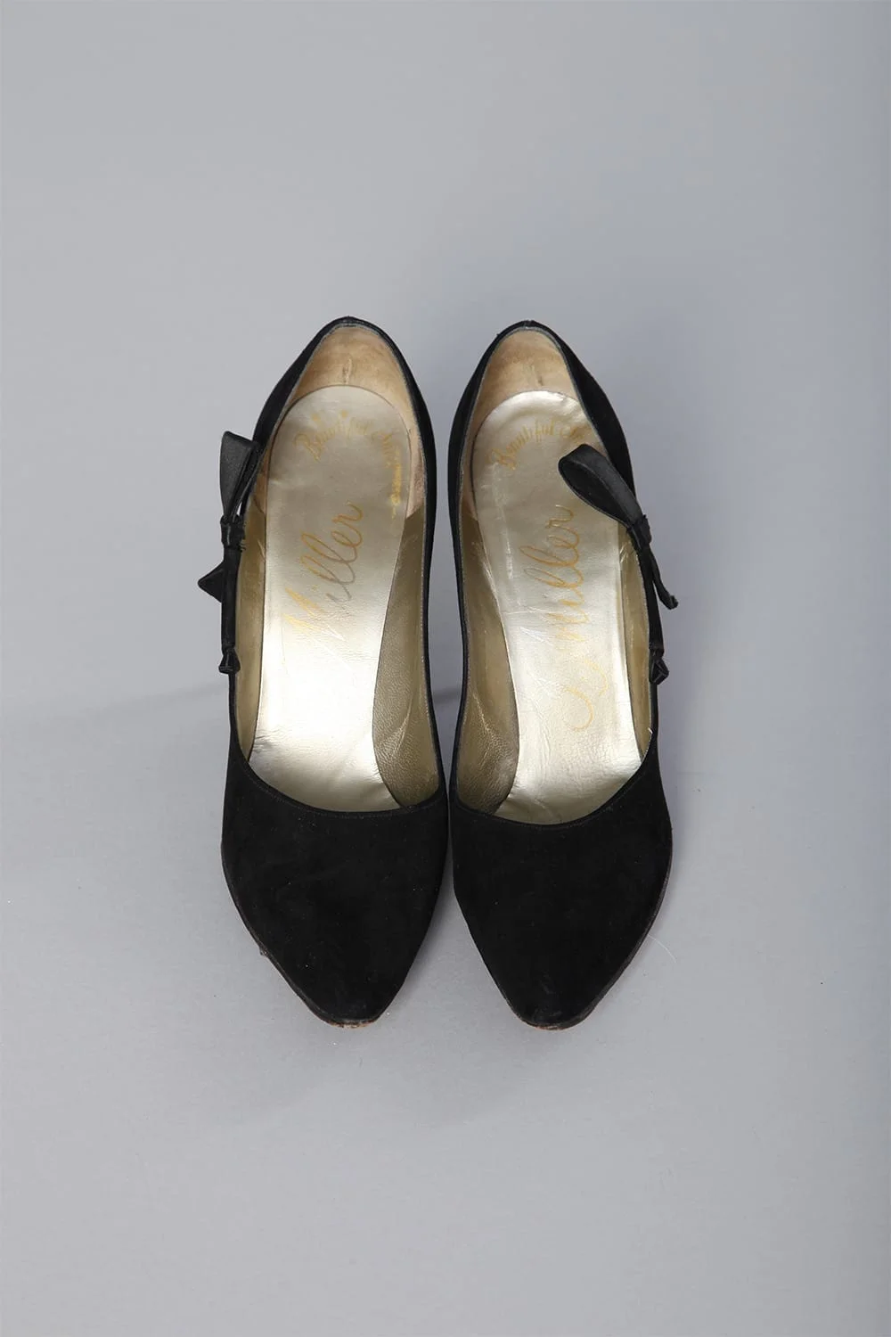n161_chaussures_daim_noir_neoud_satin_j.miller_1950_1960_pic004