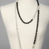 Sautoir en perles noires et blanches