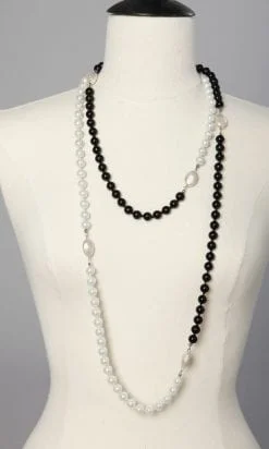 Sautoir en perles noires et blanches
