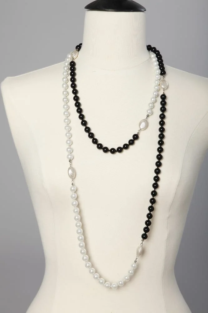 Sautoir en perles noires et blanches