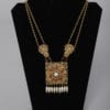 Collier 1950 avec 1 plaque en guilloché doré incrustée de strass et pendeloques de perles