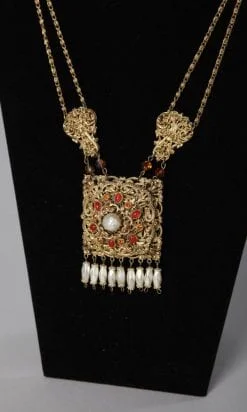 Alternative view of Collier 1950 avec 1 plaque en guilloché doré incrustée de strass et pendeloques de perles