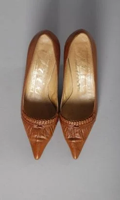 Alternative view of Paire de chaussures en cuir marron 1960
