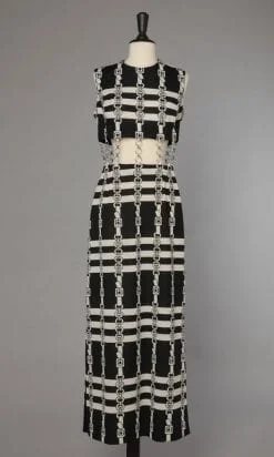 Robe longue 1970 en jersey nylon noir imprimé chaînes blanches avec chaînes en métal entre le haut et le bas