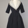 Robe en reps bleu marine 1950 avec grand col en broderie anglaise