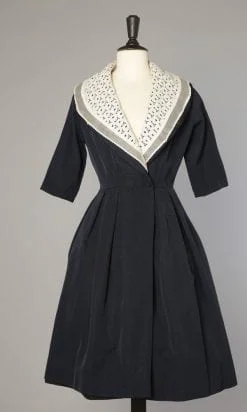 Robe en reps bleu marine 1950 avec grand col en broderie anglaise