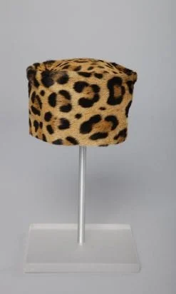 Chapeau toque en panthère 1960