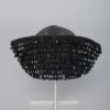 Chapeau en paille noire recouverte de perles noires sur la bordure