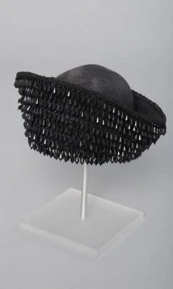 Alternative view of Chapeau en paille noire recouverte de perles noires sur la bordure