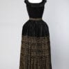 Robe longue en velours noir brodée de motifs égyptiens or