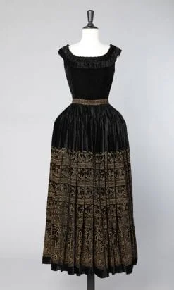 Robe longue en velours noir brodée de motifs égyptiens or