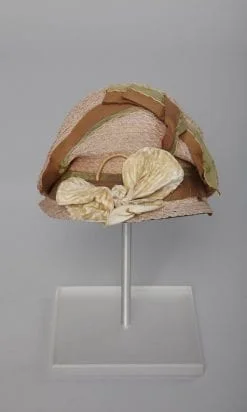 Chapeau cloche 1930 en paille rosée avec rubans et fleurs en tissu