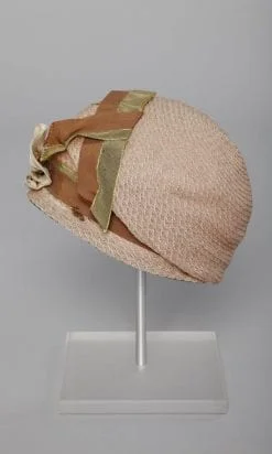 Alternative view of Chapeau cloche 1930 en paille rosée avec rubans et fleurs en tissu