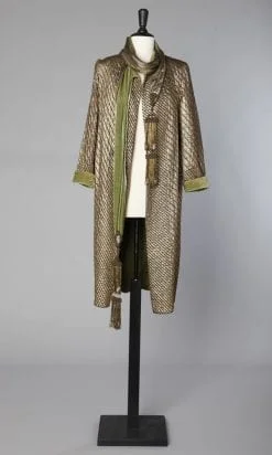 Manteau 1930 lamé or avec broderies de cordonnet or et deux pans de lamés finis par des pompons