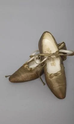 Paire de chaussures 1920 en lamé or