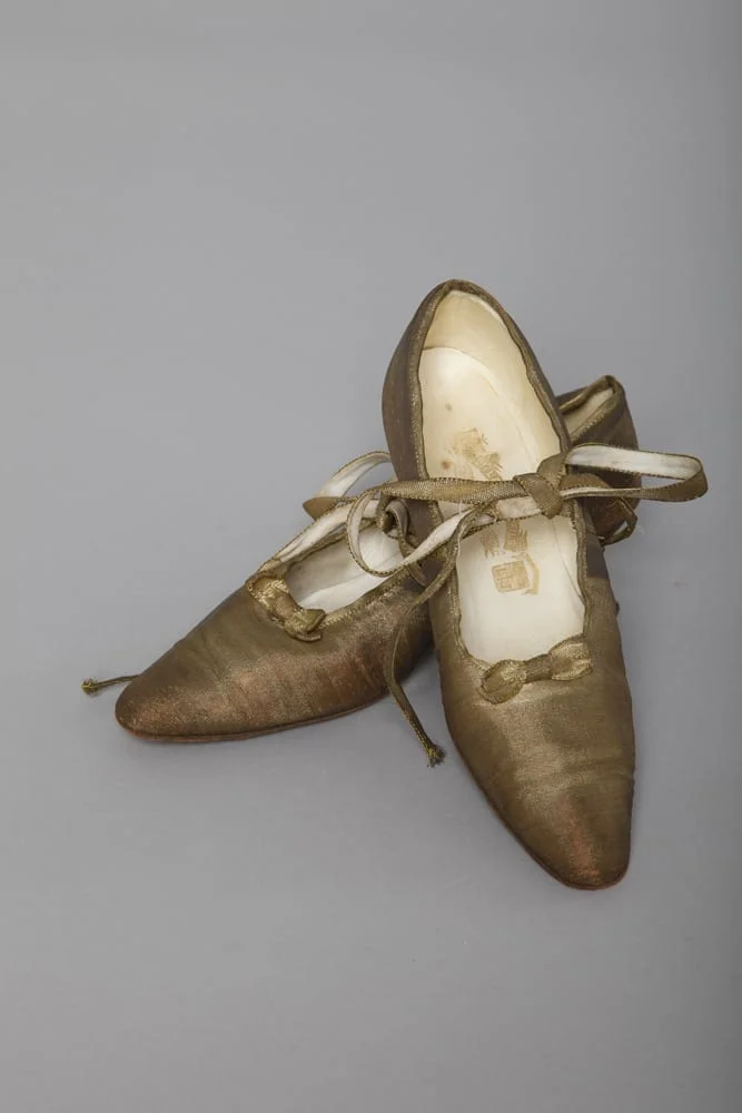Paire de chaussures 1920 en lamé or