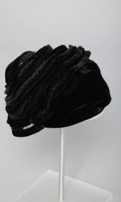 Alternative view of Chapeau en velours noir 1950