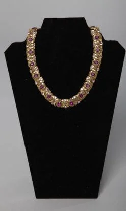 Collier ras de cou en métal doré et strass rose pâle et rose rubis incrustés