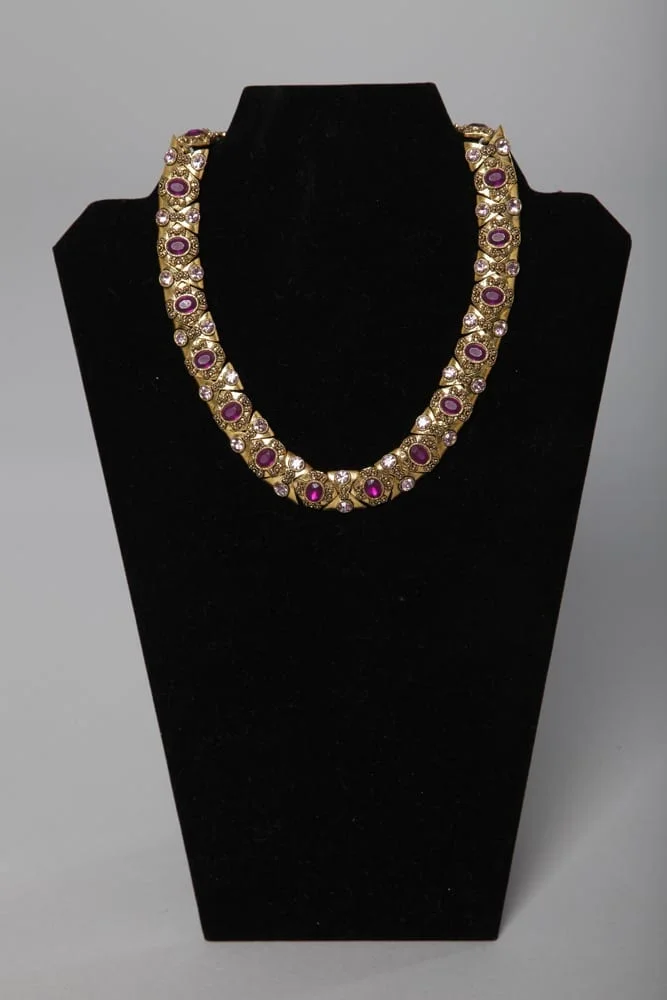 Collier ras de cou en métal doré et strass rose pâle et rose rubis incrustés