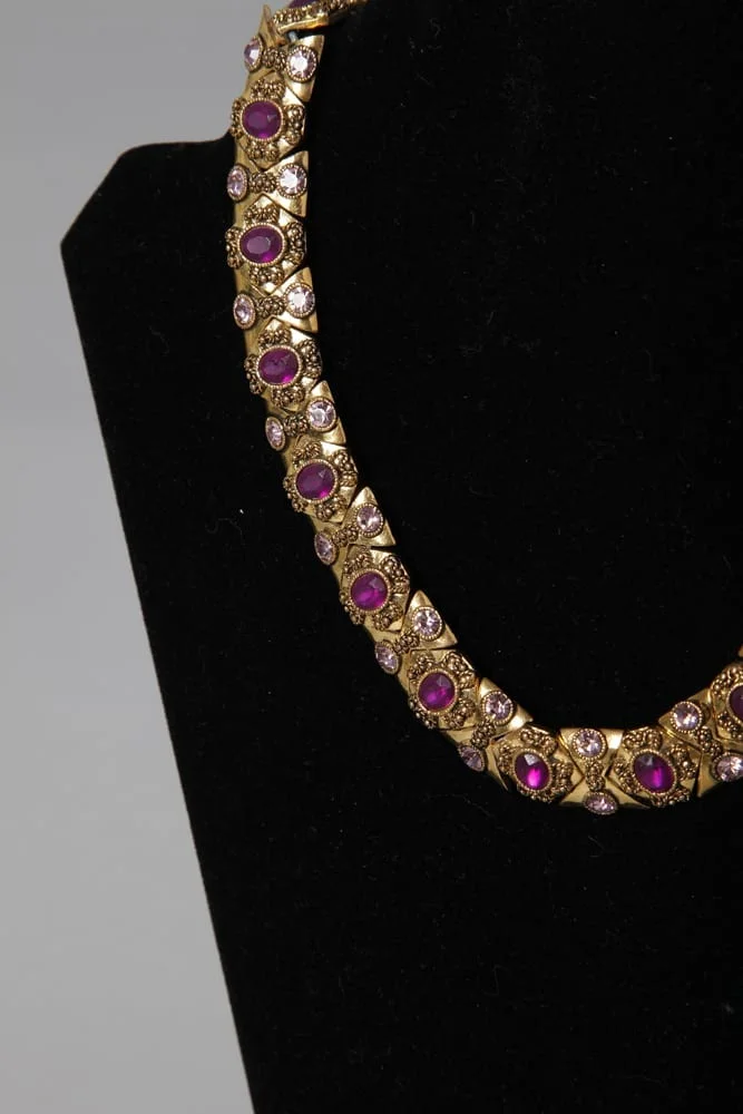Collier ras de cou en métal doré et strass rose pâle et rose rubis incrustés – Image 2