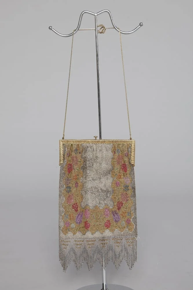 Sac 1930 en micro perles d’acier de couleurs avec un macramé de franges