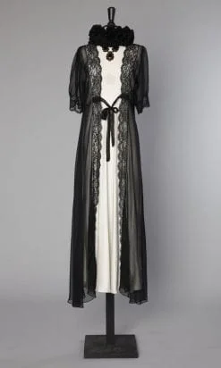 Déshabillé en mousseline et dentelle noire 1930