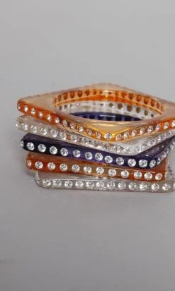 5 bracelets en plastique incrustés de strass blancs