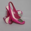 Paire de chaussures en cuir rose et métal chromé griffé Christian Dior
