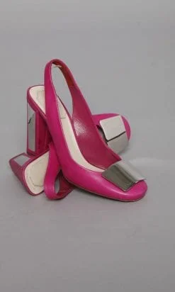 Paire de chaussures en cuir rose et métal chromé griffé Christian Dior