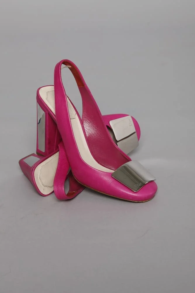 Paire de chaussures en cuir rose et métal chromé griffé Christian Dior