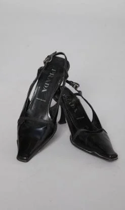 Paire de chaussures en cuir noir Prada