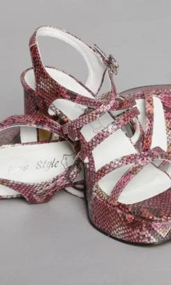Paire de sandales 1970 en serpent rose et orange