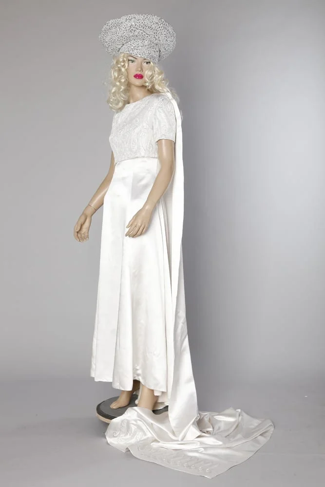 Robe de marié et cape à traîne en satin 1960