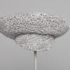 Grand chapeau en feutre gris, guipure argent et strass