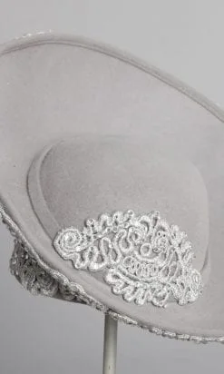 Alternative view of Grand chapeau en feutre gris, guipure argent et strass