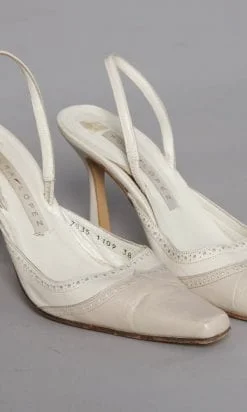Alternative view of Paire de chaussures 1960 en cuir beige et blanc cassé