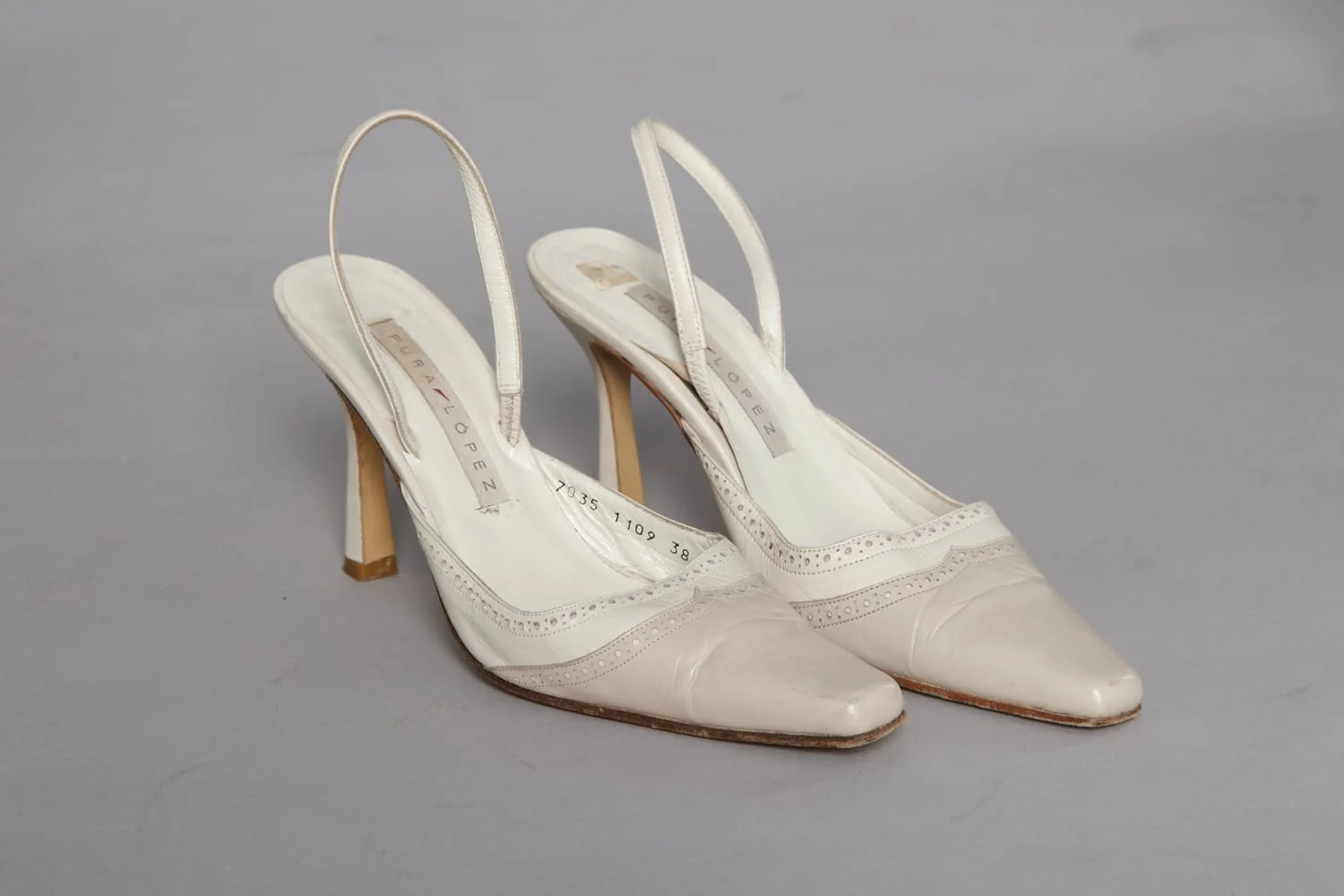 Paire de chaussures 1960 en cuir beige et blanc cassé – Image 2