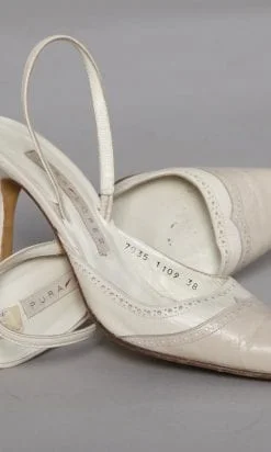 Paire de chaussures 1960 en cuir beige et blanc cassé
