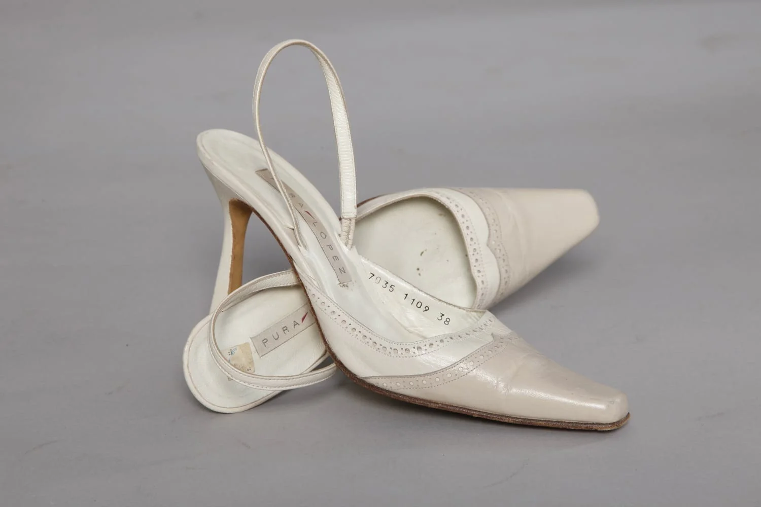 Paire de chaussures 1960 en cuir beige et blanc cassé