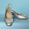 Paire de chaussures en cuir argenté et nœud lamé argent