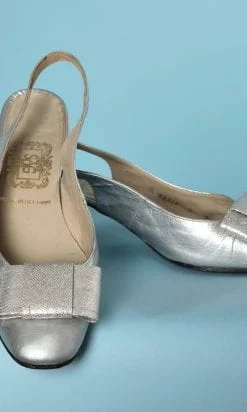Paire de chaussures en cuir argenté et nœud lamé argent