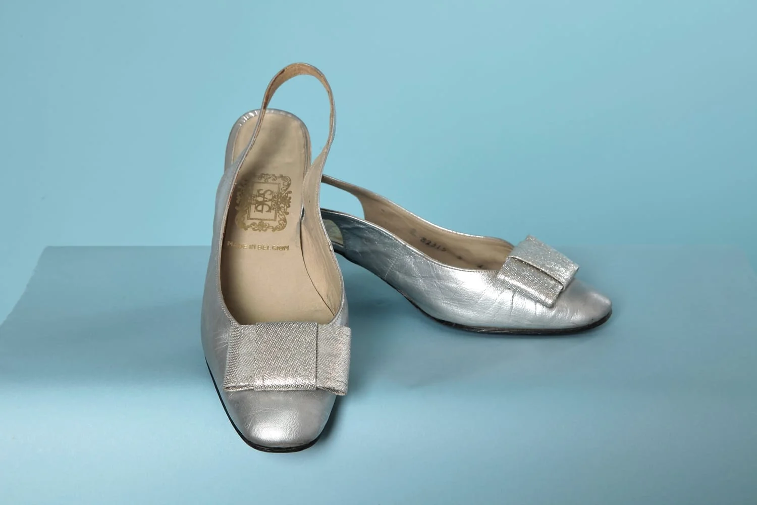 Paire de chaussures en cuir argenté et nœud lamé argent